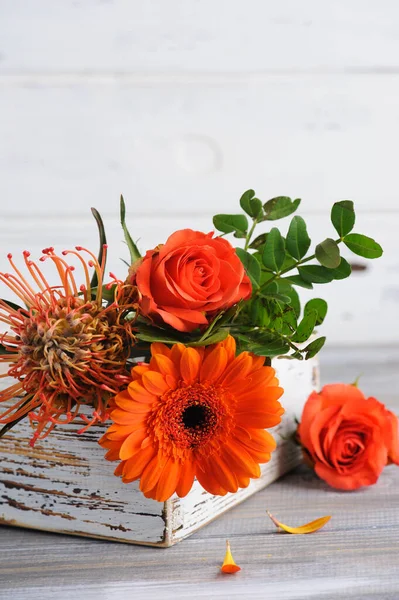 Jesienny Pomarańczowo Czerwony Bukiet Kwiatami Róży Gerbery Białym Rustykalnym Tle — Zdjęcie stockowe