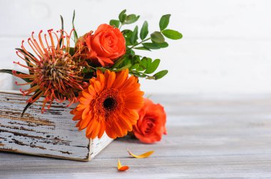 Beyaz kırsal arka planda Rosa ve Gerbera çiçekli sonbahar portakalı kırmızı buket. Tebrik kartları ve tasarım için alanı kopyala