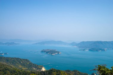Japonya, Hiroşima 'daki Miyajima Adası' ndaki Misen Dağı gözlemevinden Onasabi Adası 'nın güzel manzarası..
