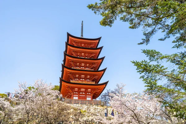 Bir güzel doğal Senjokaku ve beş katlı pagoda Miyajima Island, Hiroshima, Japonya