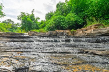 Vietnam Nao Bölgesi, Phetchabun, Tayland 'da Tat Yai Şelalesi adında yerel bir bölgede kaya katmanı ve yeşil orman geçmişi olan bir şelale..