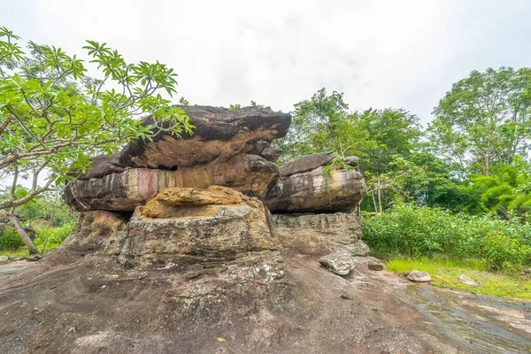 Phu Phra Yarasa Tarihi Parkı, Udon Thani, Tayland 'da sıradışı büyük kaya oluşumu.
