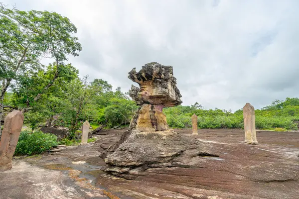 Phu Phra Yarasa Tarihi Parkı, Udon Thani, Tayland 'da sıradışı büyük kaya oluşumu.