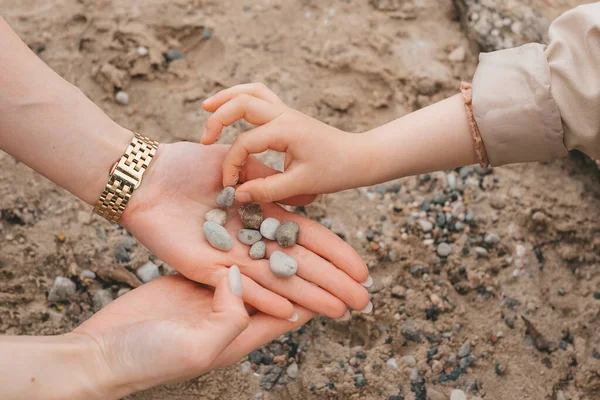 Çocuklu anne güzel taşlar arıyor.