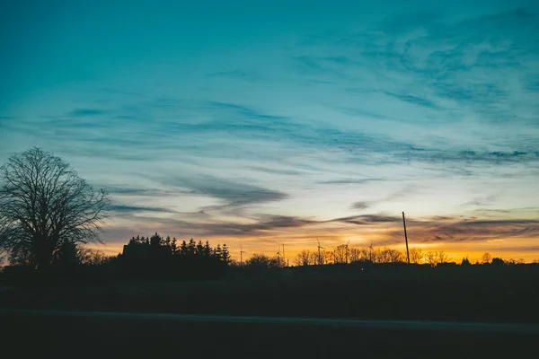 Gün batımı, mavi sarı gökyüzü