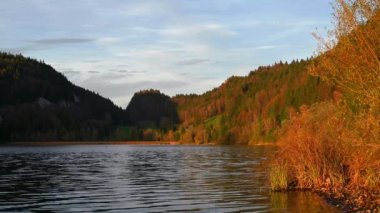 Nehrin üzerinde gün batımı. Manzaranın gerçek zamanı. Sonbaharda dağların, ağaçların ve gökyüzünün sakin manzarası. Vallee de Joux, Vaud Canton, İsviçre