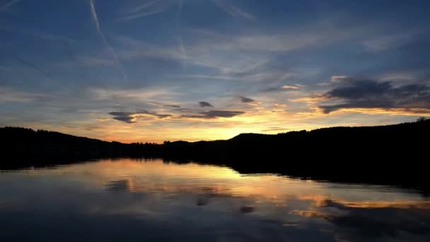 Gölün Üzerinde Gün Batımı Manzarada Zaman Kaybı Dağ Orman Gökyüzünün — Stok video
