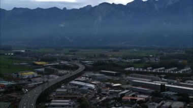 Otobandaki arabalar. Trafik, dağ, binalar ve gökyüzü zaman kayması. Villeneuve, Vaud Canton, İsviçre. Uzaklaştır.
