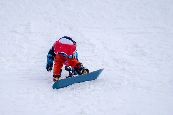 Kar Üzerinde Snowboard Yapan Biri Asyalı Bir Çocuk Yere Düşüyor — Stok fotoğraf