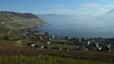 Dağlar, üzüm bağları ve göl manzarası. Kışın Lavaux üzüm bağının, trafiğin, binaların ve Geneva Gölü 'nün zaman aşımı.