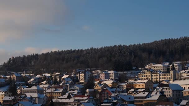 Zimowy Krajobraz Śniegiem Wioska Tramwajowa Słoneczny Dzień Domy Wykorzystujące Energię — Wideo stockowe