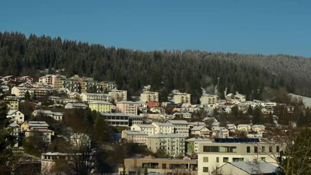 雪と冬の風景 晴れた日のトラムラン村 暖房にエネルギーを使用する住宅 リアルタイムだ スイスのベルン州 — ストック動画