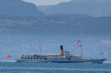 Suyun üstünde bir tekne. Cenevre Gölü 'nde yolcu taşıyan İsviçre vapuru. CGN teknesi. Vevey, Vaud Canton, İsviçre.