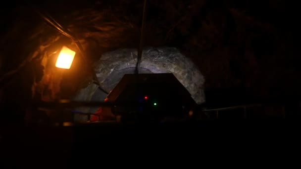Bir Turuncu Tren Yer Altında Çalışıyor Karanlıkta Sviçre Bex Tuz — Stok video
