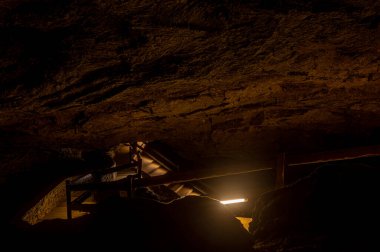 Bex, Vaud Canton, İsviçre - 8 Nisan 2023: İsviçre 'de Bex tuz madeninin altı. Aydınlatılmış yürüyüş yolları.