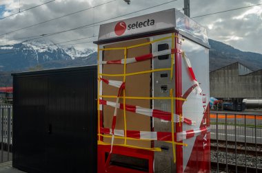 Bex, Vaud, İsviçre - 08 Nisan 2023: Hasarlı Selecta otomatı. Kırık cam. Şiddet kavramı.