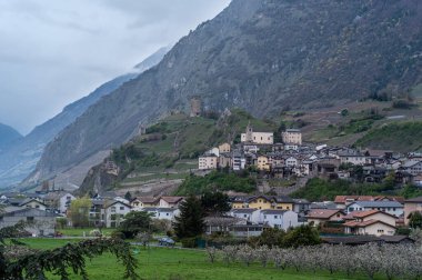 Ünlü tarihi Tourbillon Kalesi ve Valere Bazilikası köyle birlikte dağda. Sion, Valais Canton, İsviçre.