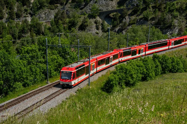 Grengiols Valais Canton Szwajcaria Maja 2023 Jeden Czerwony Pociąg Biały — Zdjęcie stockowe