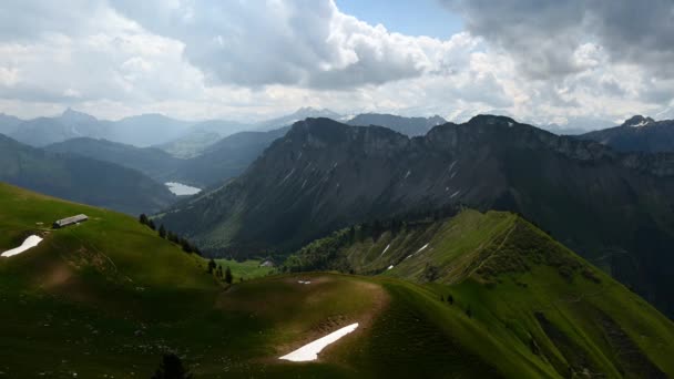 夏には山のパノラマ 雲とダムの時間経過 スイスのモントルー州 ローチャーズ ナイの風景 目的地 — ストック動画