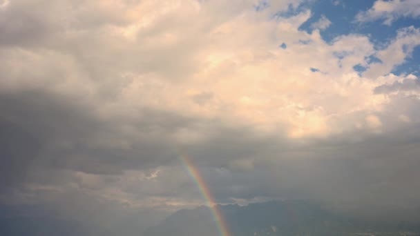 彩虹在天空中 山景秀丽 流水夺目 彩虹加倍 瑞士沃州洛桑 时间流逝 — 图库视频影像