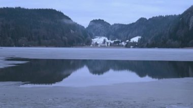 Dağ manzarası, orman ve İsviçre 'de yarı donmuş göl. Suda yansıma. Vallee de Joux, Vaud Canton, İsviçre. Gerçek zamanlı..