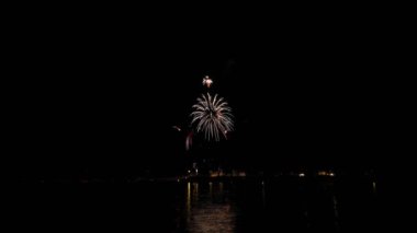 Göl üzerinde havai fişekler. Gece İsviçre, Lozan 'da Bağımsızlık Günü havai fişekleri. Zaman aşımı.