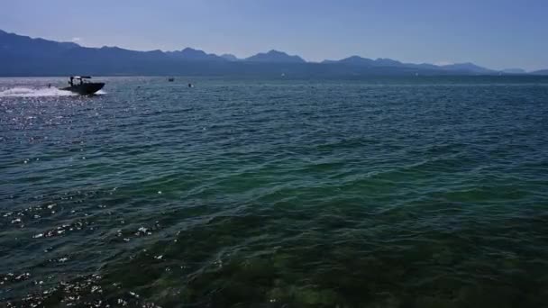 ジュネーブ湖で1人が目覚めているモーターボート スイスのローザンヌ スローモーション — ストック動画