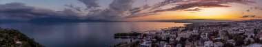 Ouchy üzerinde gün doğumu. Dağ manzarası, Geneva Gölü ve binalar. Lozan, Vaud Canton, İsviçre.