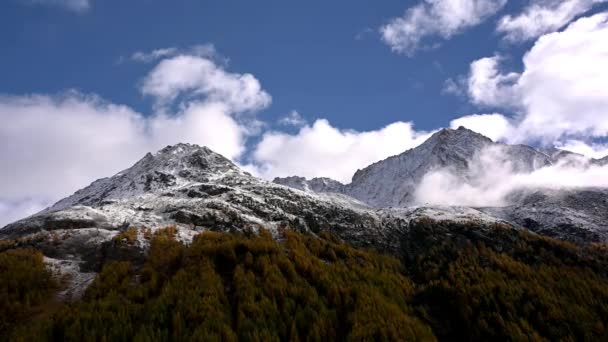 Krajobraz Gór Nieba Lasu Jesienią Ośnieżona Góra Gouille Evolene Szwajcaria — Wideo stockowe