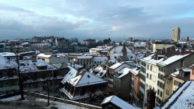 Lozan şehrinin kış manzarası, Vaud Canton, İsviçre. Isıtma için enerji kullanan evler. Bel-air kulesi. Gerçek zamanlı..
