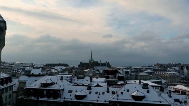Lozan şehrinin kış manzarası, Vaud Canton, İsviçre. Isıtma için enerji kullanan evler. Gerçek zamanlı..