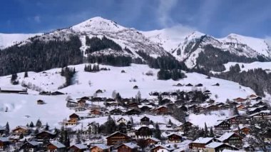 CHATEAU D 'OEX köyünün kış manzarası. Vaud Canton, İsviçre. Dağ, gökyüzü ve İsviçre dağ evi. Gerçek zamanlı..
