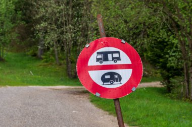 Kamp arabaları için yol tabelası yok. Trafik işaretleri.