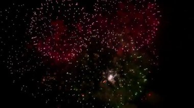 Gökyüzünde havai fişekler. Gece Fransa 'nın Evian-les-Bains üzerinde Bağımsızlık Günü havai fişekleri. Gerçek zamanlı..