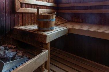 Sauna kaplıcası. Sauna odasında otur. Sağlıklı olmak için ısıtıcısı olan bir sauna odası..