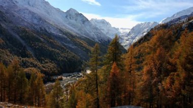 İsviçre 'de sonbaharda dağlar, gökyüzü, orman ve la Grouille köyü manzarası.