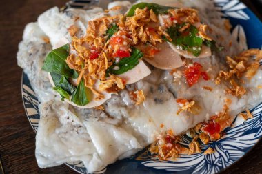 Vietnamlı Banh Cuon Pirinç Rolls with Fried Shallots ve Taze Bitkiler