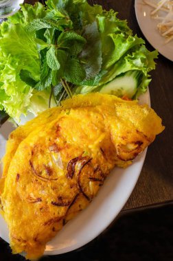 Vietnam Banh Xeo Çıtır Krep Taze bitkiler ve Marul ile