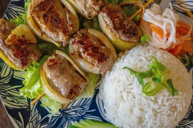 Buharda pilav ve sebzeli ızgara biftek şiş.