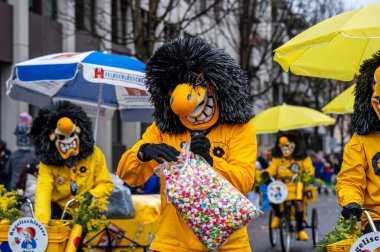 Basel, Basel-Stadt Canton, İsviçre - 12 Mart 2025: İsviçre 'deki Karnaval katılımcıları. Basel Fasnacht 2025 Geçit Maskesi. 