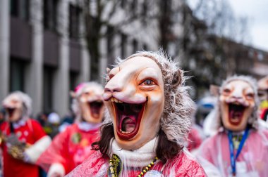 Basel, Basel-Stadt Canton, İsviçre - 12 Mart 2025: İsviçre 'deki Karnaval katılımcıları. Basel Fasnacht 2025 Geçit Maskesi.