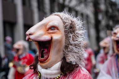 Basel, Basel-Stadt Canton, İsviçre - 12 Mart 2025: İsviçre 'deki Karnaval katılımcıları. Basel Fasnacht 2025 Geçit Maskesi.