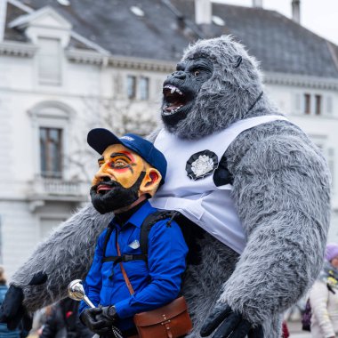 Basel, Basel-Stadt Canton, İsviçre - 12 Mart 2025: İsviçre 'deki Karnaval katılımcıları. Basel Fasnacht 2025 Geçit Maskesi.