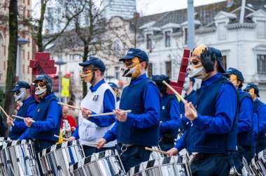 Basel, Basel-Stadt Canton, İsviçre - 12 Mart 2025: İsviçre 'deki Karnaval katılımcıları. Basel Fasnacht 2025 Geçit Maskesi.
