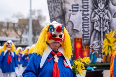 Basel, Basel-Stadt Canton, İsviçre - 12 Mart 2025: İsviçre 'deki Karnaval katılımcıları. Basel Fasnacht 2025 Geçit Maskesi.