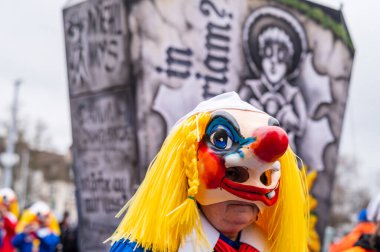 Basel, Basel-Stadt Canton, İsviçre - 12 Mart 2025: İsviçre 'deki Karnaval katılımcıları. Basel Fasnacht 2025 Geçit Maskesi.