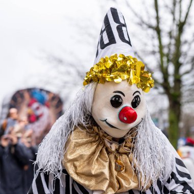 Basel, Basel-Stadt Canton, İsviçre - 12 Mart 2025: İsviçre 'deki Karnaval katılımcıları. Basel Fasnacht 2025 Geçit Maskesi.