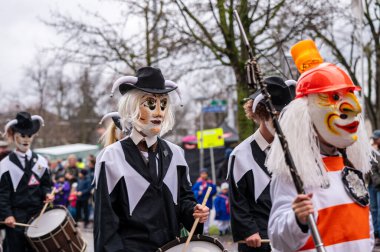 Basel, Basel-Stadt Canton, İsviçre - 12 Mart 2025: İsviçre 'deki Karnaval katılımcıları. Basel Fasnacht 2025 Geçit Maskesi.