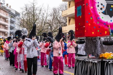 Basel, Basel-Stadt Canton, İsviçre - 12 Mart 2025: İsviçre 'deki Karnaval katılımcıları. Basel Fasnacht 2025 Geçit Maskesi.