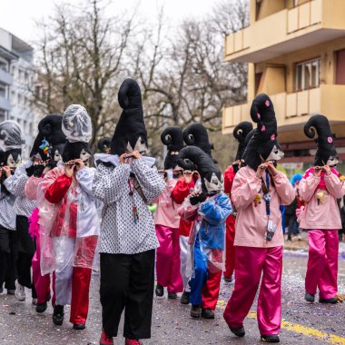 Basel, Basel-Stadt Canton, İsviçre - 12 Mart 2025: İsviçre 'deki Karnaval katılımcıları. Basel Fasnacht 2025 Geçit Maskesi.